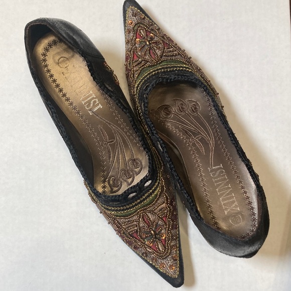XINNISI Shoes - Project Vintage XINNISI Black Gold Bronze Embroidered Beaded Kitten Heels Sz 36